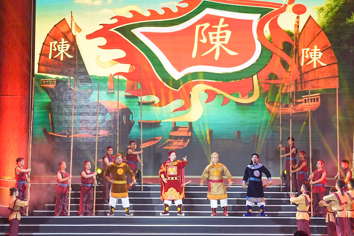 Chương trình nghệ thuật đặc biệt với chủ đề “Côn Sơn - Kiếp Bạc, mạch nguồn di sản” đã mở đầu đêm khai hội tại sân chùa Côn Sơn.