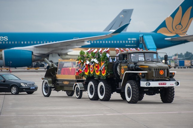 Linh cữu nguyên Chủ tịch nước Trần Đức Lương được phủ Quốc kỳ trang trọng. Linh xa đưa linh cữu nguyên Chủ tịch nước Trần Đức Lương rời Nhà Tang lễ Quốc gia, số 5 Trần Thánh Tông, Hà Nội đi qua các tuyến phố Hà Nội ra Cảng Hàng không quốc tế Nội Bài để về quê nhà Quảng Ngãi.