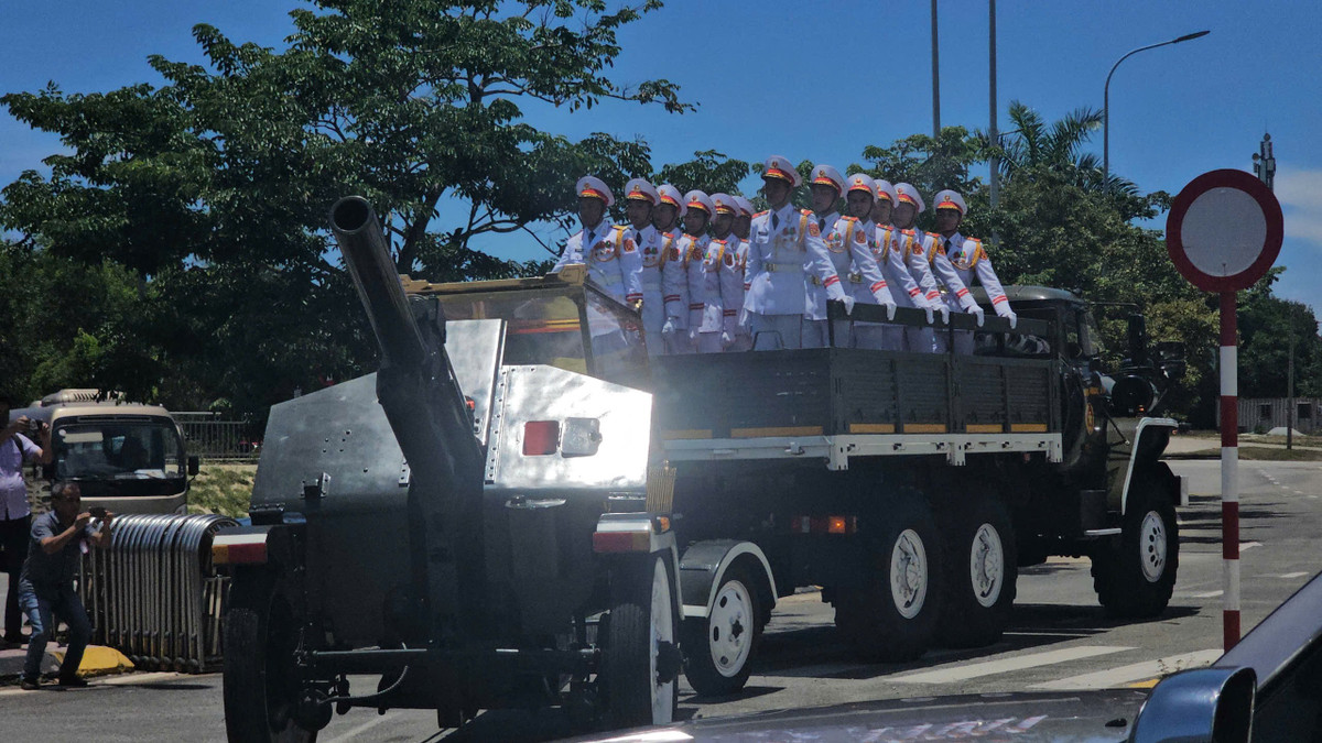 Linh xa chở linh cữu nguyên Chủ tịch nước Trần Đức Lương về nơi an táng tại quê nhà Quảng Ngãi.