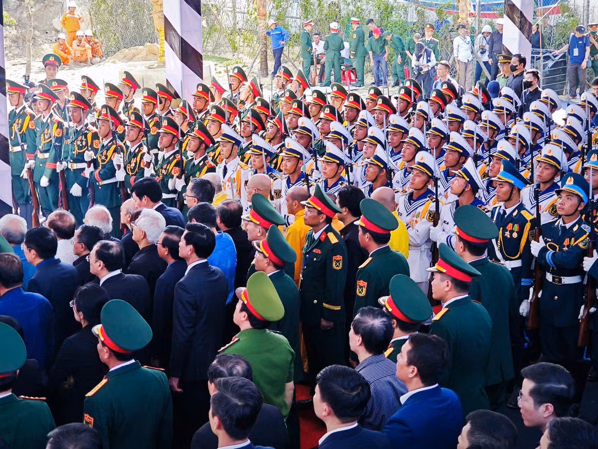 "Cầu chúc hương hồn đồng chí Trần Đức Lương, nguyên Chủ tịch nước, yên nghỉ cõi vĩnh hằng. Xin vĩnh biệt đồng chí Trần Đức Lương", Phó thủ tướng thường trực Chính phủ Nguyễn Hòa Bình nói và tuyên bố kết thúc lễ an táng.