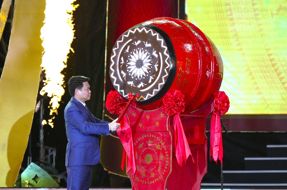 Ông Lê Ngọc Châu, Ủy viên Trung ương Đảng, Phó Bí thư Thành ủy, Chủ tịch UBND thành phố Hải Phòng khởi trống khai hội, chính thức mở đầu Lễ hội mùa xuân Côn Sơn - Kiếp Bạc năm 2026.