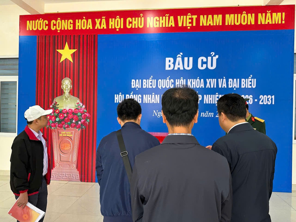 Cùng với việc chuẩn bị đầy đủ các điều kiện để tổ chức cuộc bầu cử an toàn, đúng quy định, các cơ quan, đơn vị đã đẩy mạnh tuyên truyền cho cử tri, nhân dân về ý nghĩa quan trọng của ngày bầu cử để thực hiện quyền và nghĩa vụ của mình.