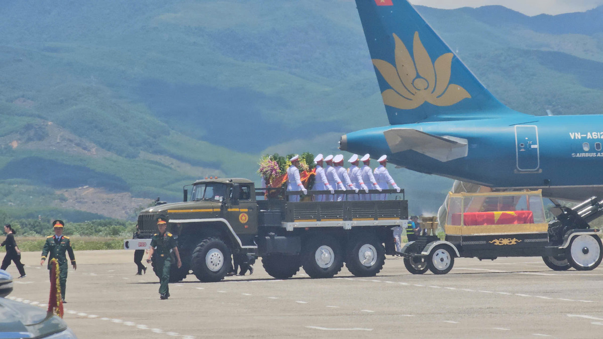 Sau đó, linh cữu nguyên Chủ tịch nước Trần Đức Lương được đưa lên linh xa, bắt đầu di quan về nơi an táng tại nghĩa trang quê nhà ở xã Phổ Khánh, thị xã Đức Phổ, tỉnh Quảng Ngãi.