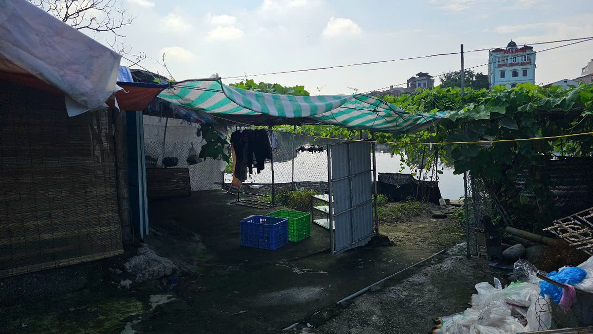 Linh tìm kiếm trên mạng xã hội và đề xuất khu vực Bắc Hà (Lào Cai), nhưng đến nơi không tìm được vị trí phù hợp. Sau đó, Thủy quyết định đi tiếp đến huyện Xín Mần (Hà Giang). Tại khu vực gần trụ sở UBND xã Bản Ngò, nhóm đối tượng ném xác Kh xuống hố sâu rồi trở về.