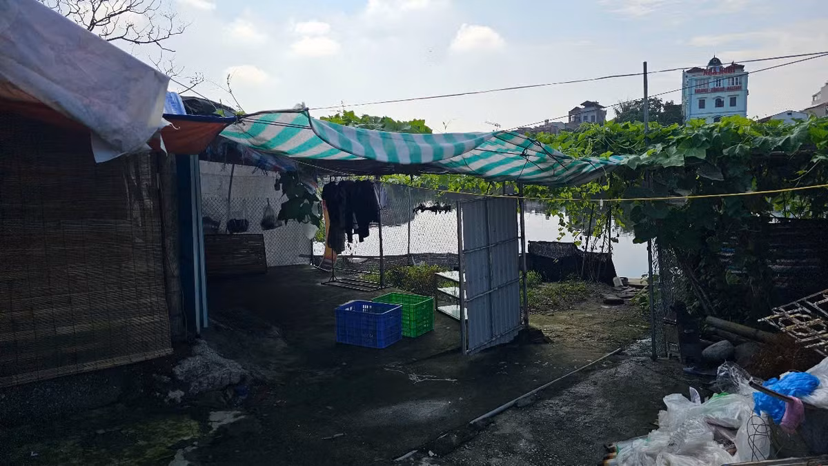 Linh tìm kiếm trên mạng xã hội và đề xuất khu vực Bắc Hà (Lào Cai), nhưng đến nơi không tìm được vị trí phù hợp. Sau đó, Thủy quyết định đi tiếp đến huyện Xín Mần (Hà Giang). Tại khu vực gần trụ sở UBND xã Bản Ngò, nhóm đối tượng ném xác Kh xuống hố sâu rồi trở về.