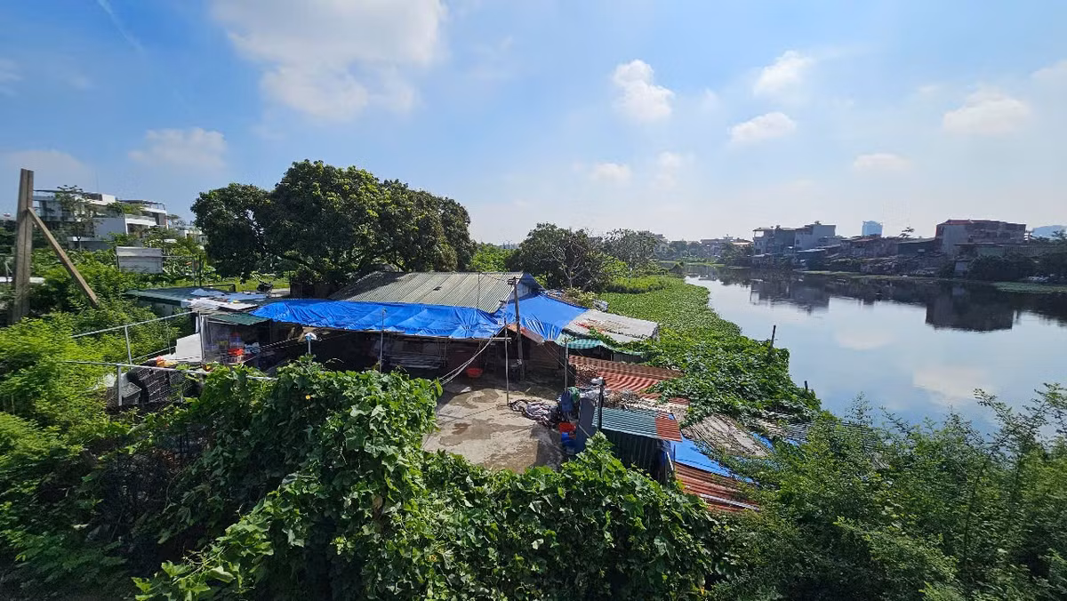 Sau đó, suốt đêm đến sáng, Kh bị bỏ dưới bếp trong tình trạng không mặc quần áo. Sáng hôm sau, Thủy chỉ đạo Linh tát nạn nhân và đổ nước tẩy rửa lên người. Đỉnh điểm là việc Thủy dùng dao chặt một đốt ngón tay út của Kh để tra khảo về tiền.