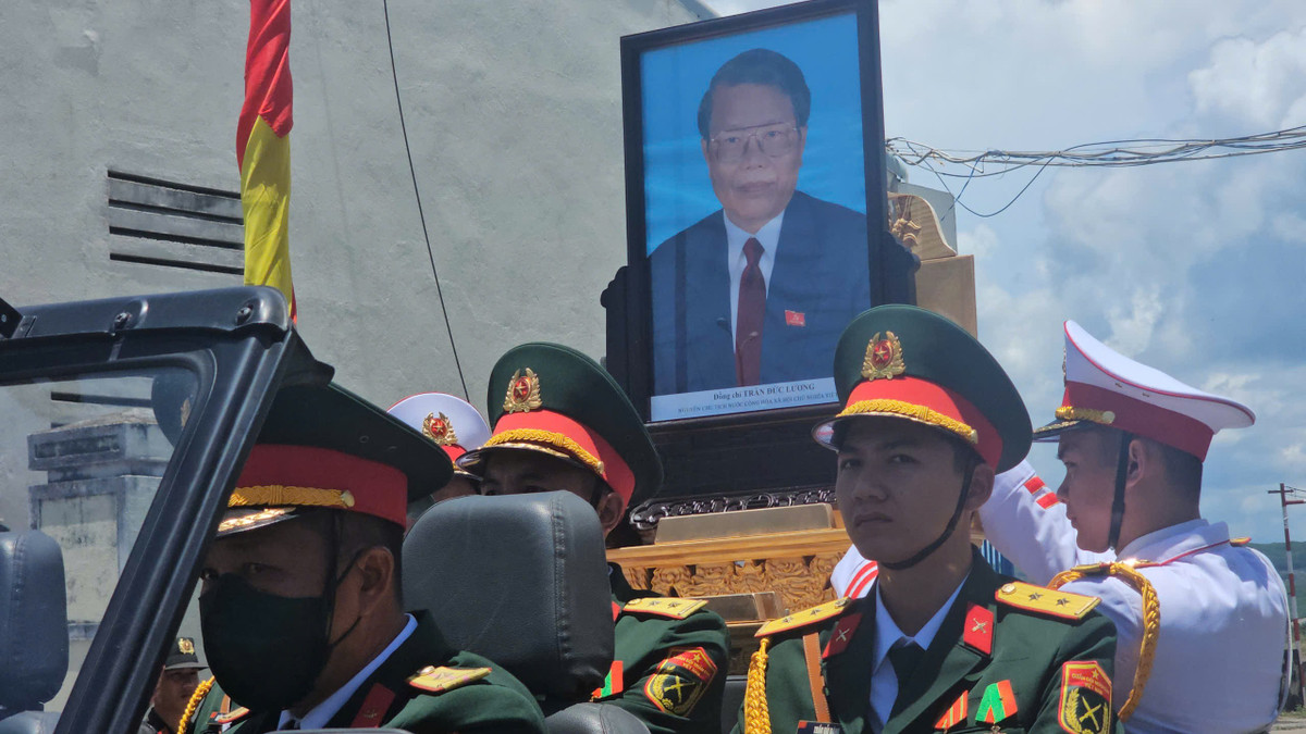 Hình ảnh đoàn xe rời sân bay.