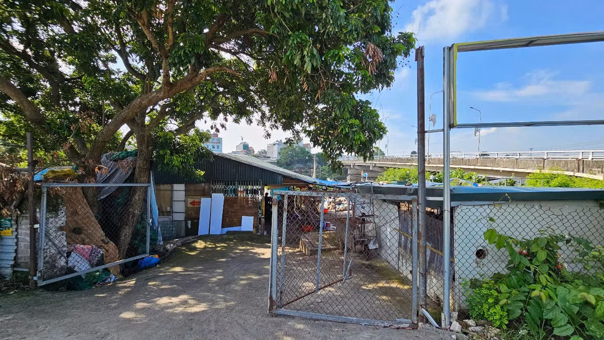 Kh (tên gọi là Ngọc, nạn nhân trong vụ án cùng với Hà Thị L được Thủy tiếp nhận từ tháng 4/2024 để đi bán dâm. Tuy nhiên, do Kh gầy, thấp nên Thủy để làm nhân viên phục vụ tại quán. Hàng ngày, Kh và L trông coi quán và nhà trọ. Trong thời gian làm việc, Kh nhiều lần bị Thủy đánh đập bằng hung khí.