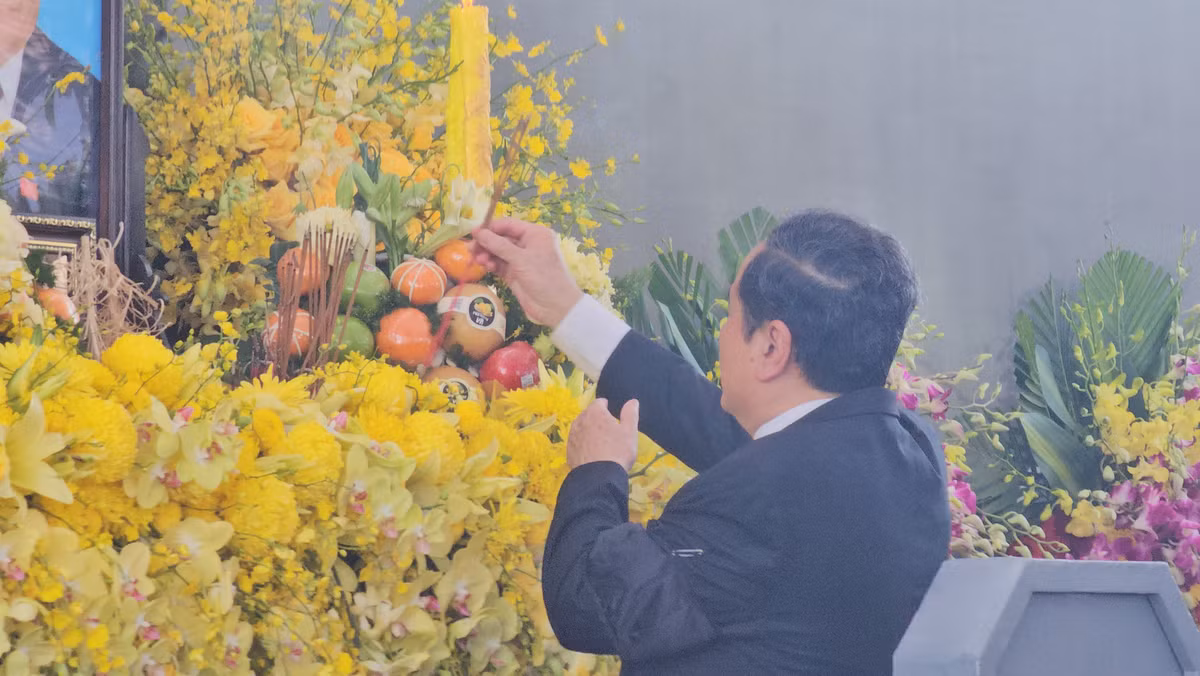 Thắp hương viếng nguyên Chủ tịch nước