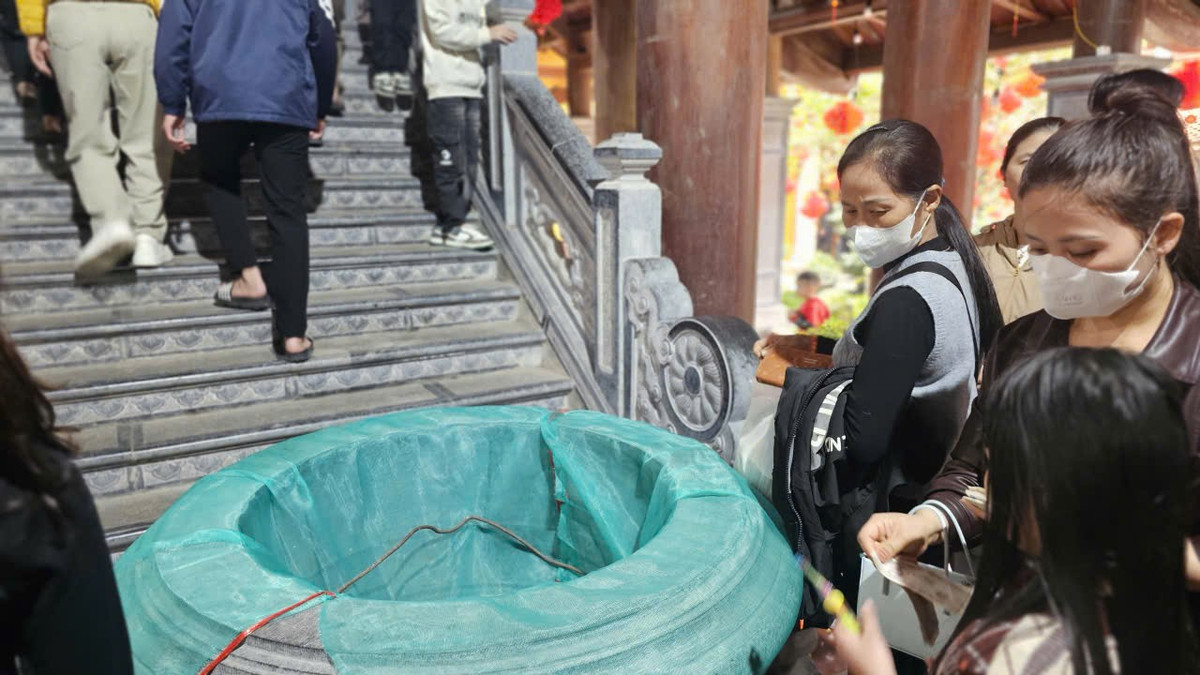 Họ tin việc rải tiền lẻ sẽ mang lại may mắn.