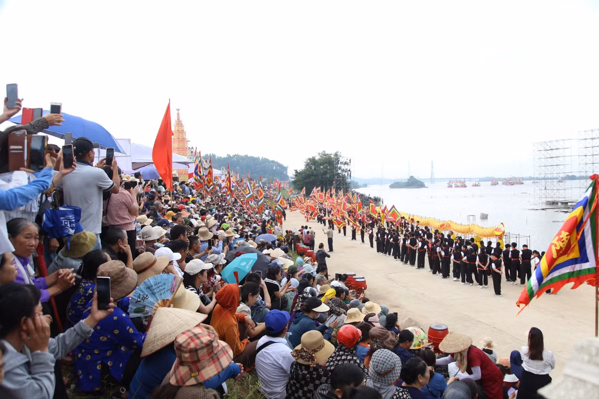 Năm nay, lực lượng tham gia lễ rước được huy động tối đa khoảng 5.000 người. Tại bến Vạn Kiếp, chiêng trống âm vang, rạo rực, cờ thần phần phật tung bay.