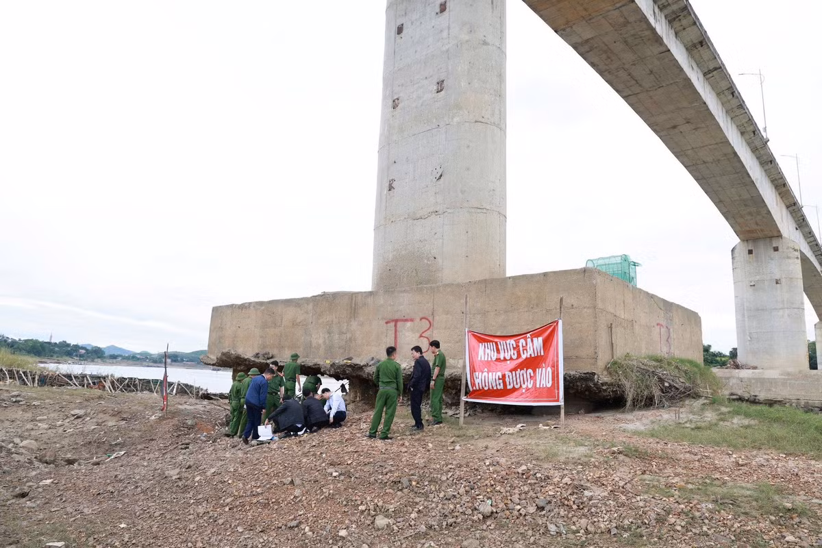 Ngày 5/11, Công an tỉnh Phú Thọ cho biết, một số nguồn tin phản ánh mực nước sông qua khu vực cầu Sông Lô xuống thấp đã lộ rõ hàng loạt móng cọc các trụ cầu, trong đó có trụ T3, phần đất nền bị xói mòn tạo ra một hốc lớn cao khoảng 2m. Một móng cọc lộ ra cốt thép gỉ sét, mất hoàn toàn lớp bê tông bảo vệ.