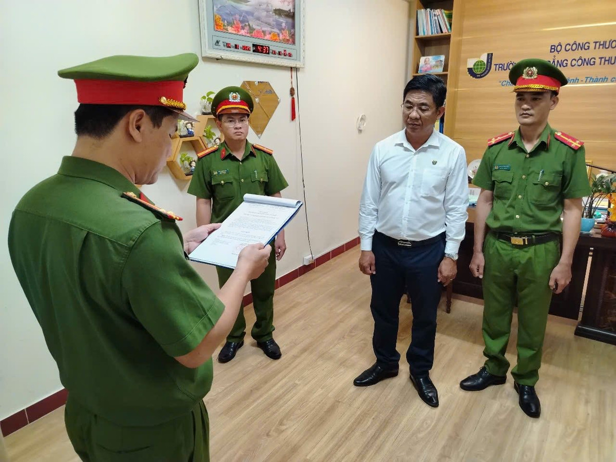 Cơ quan điều tra công bố quyết định khởi tố bị can, lệnh bắt tạm giam và lệnh khám xét nơi làm việc của ông Trần Kim Quyên. 22.jpg