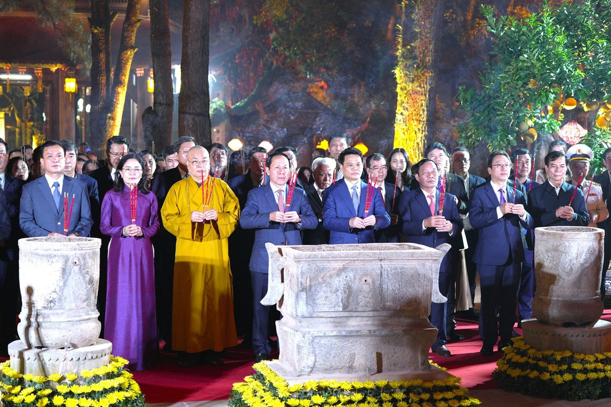 Các đại biểu dâng hương tưởng niệm 692 năm Ngày viên tịch của Đệ tam tổ Thiền phái Trúc Lâm Huyền Quang tôn giả.