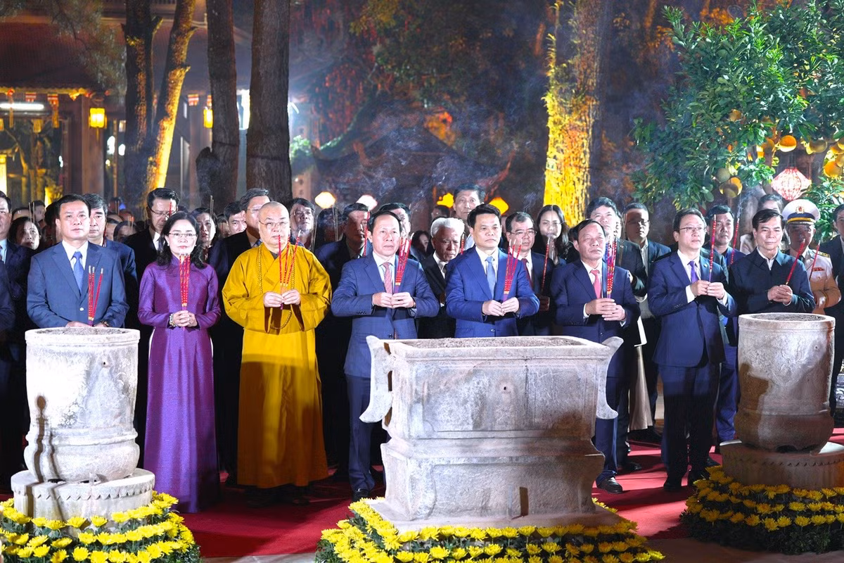 Các đại biểu dâng hương tưởng niệm 692 năm Ngày viên tịch của Đệ tam tổ Thiền phái Trúc Lâm Huyền Quang tôn giả.