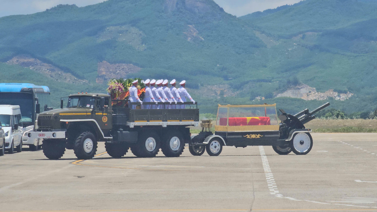 Linh xa chở linh cữu nguyên Chủ tịch nước Trần Đức Lương lăn bánh rời sân bay Chu Lai.