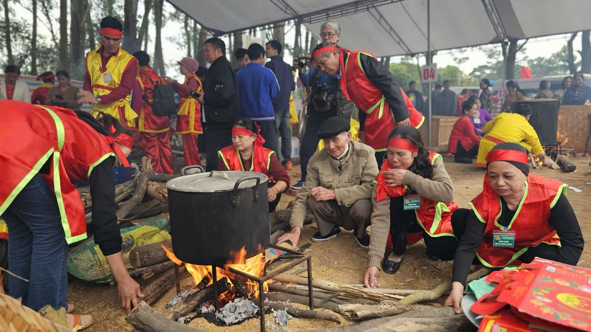 Bánh chưng sau khi gói sẽ được chất bếp củi trong 6 giờ.