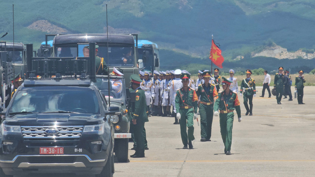 Đội hình các lực lượng nhanh chóng được ổn định để di quan về quê nhà nguyên Chủ tịch nước Trần Đức Lương tại Quảng Ngãi.