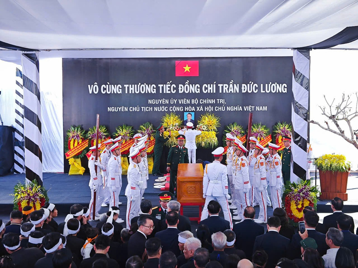 Hình ảnh nghi lễ hạ huyệt.