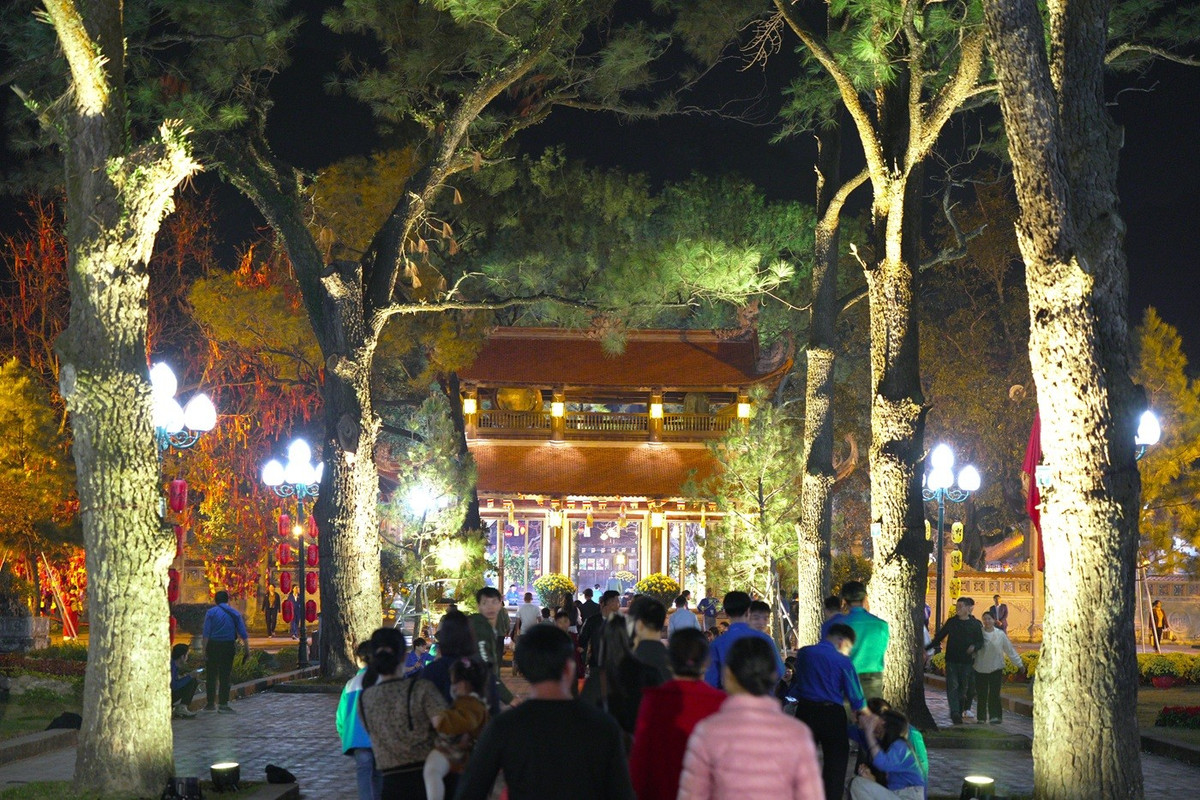 Du khách và nhân dân tham quan khu di sản thế giới chùa Côn Sơn.