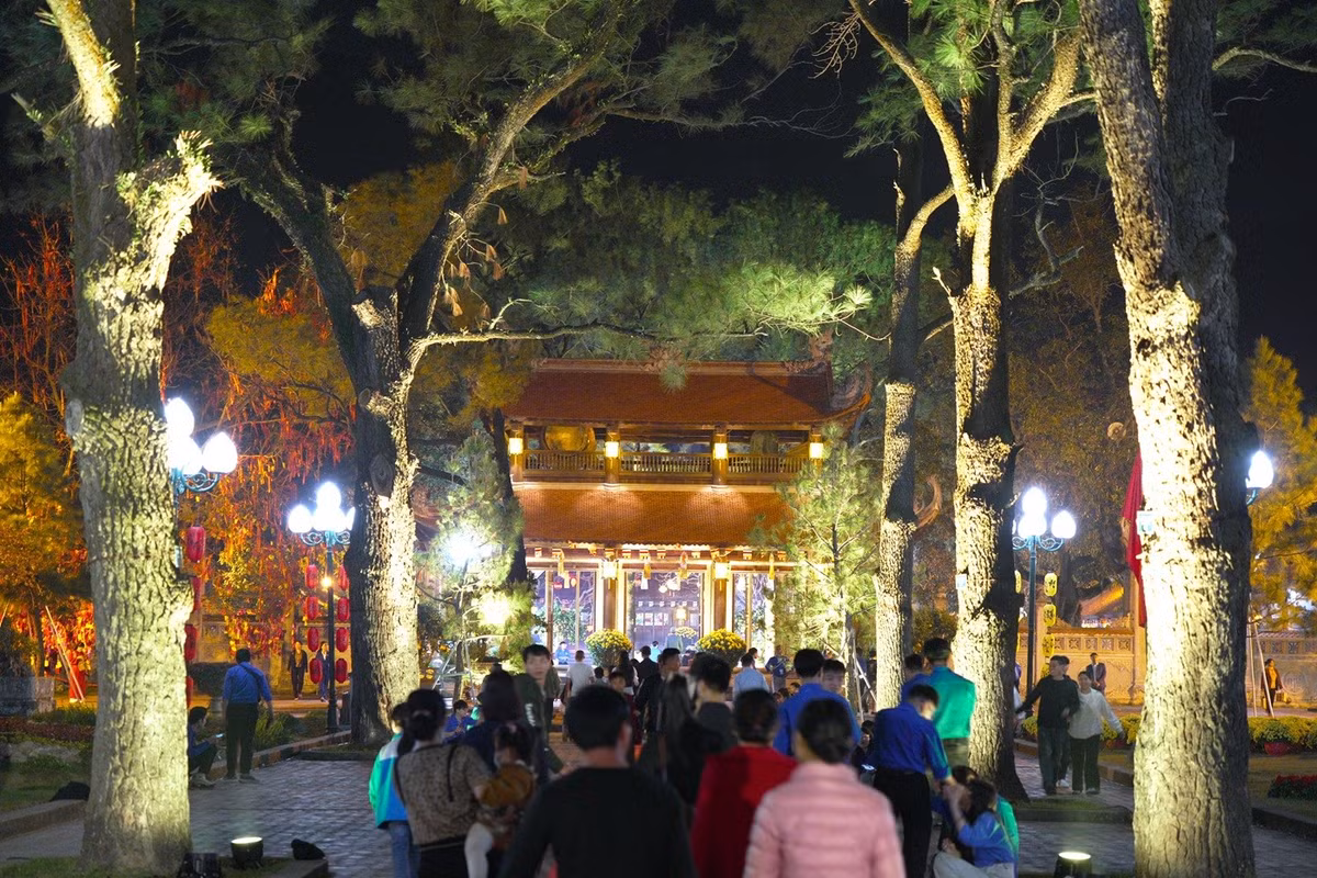 Du khách và nhân dân tham quan khu di sản thế giới chùa Côn Sơn.