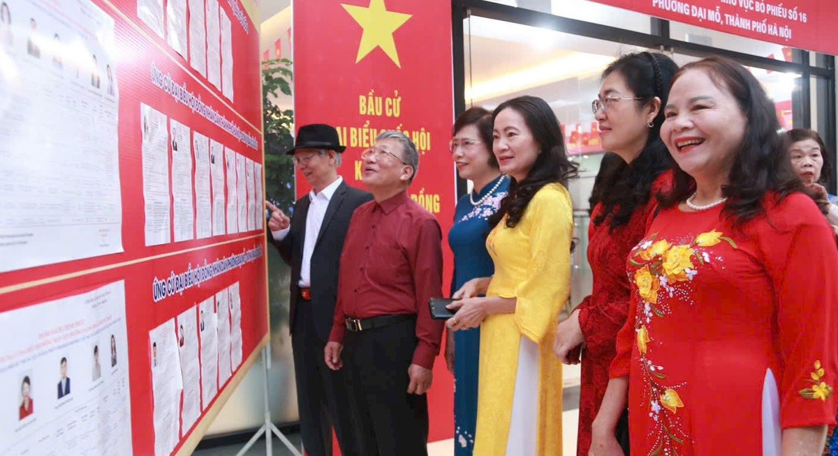 Các cử tri khu vực 16 xem thông tin các ứng cử viên để thực hiện việc bỏ phiếu bầu cử, lựa chọn các đại biểu đủ đức, đủ tài tham gia đại biểu Quốc hội khóa XVI và đại biểu HĐND các cấp nhiệm kỳ 2026 - 2031.