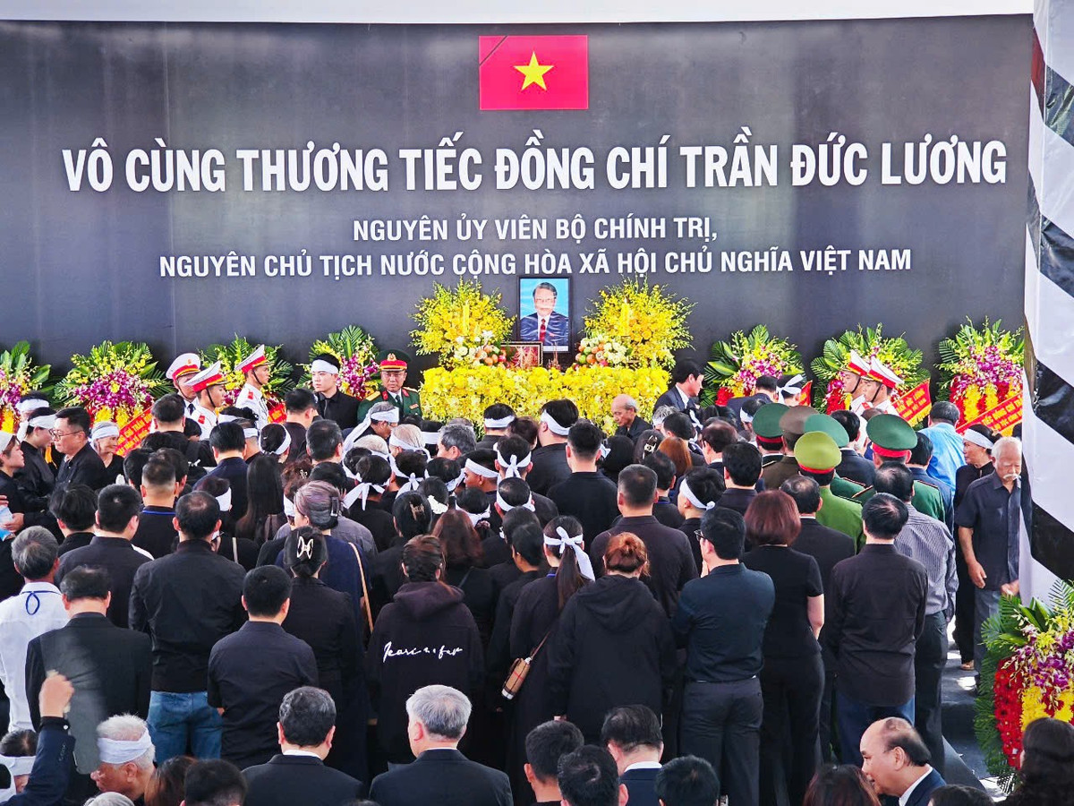 Ban Tổ chức đã mời các lãnh đạo, nguyên lãnh đạo Đảng, Nhà nước và gia đình đi vòng quanh mộ tiễn biệt nguyên Chủ tịch nước.