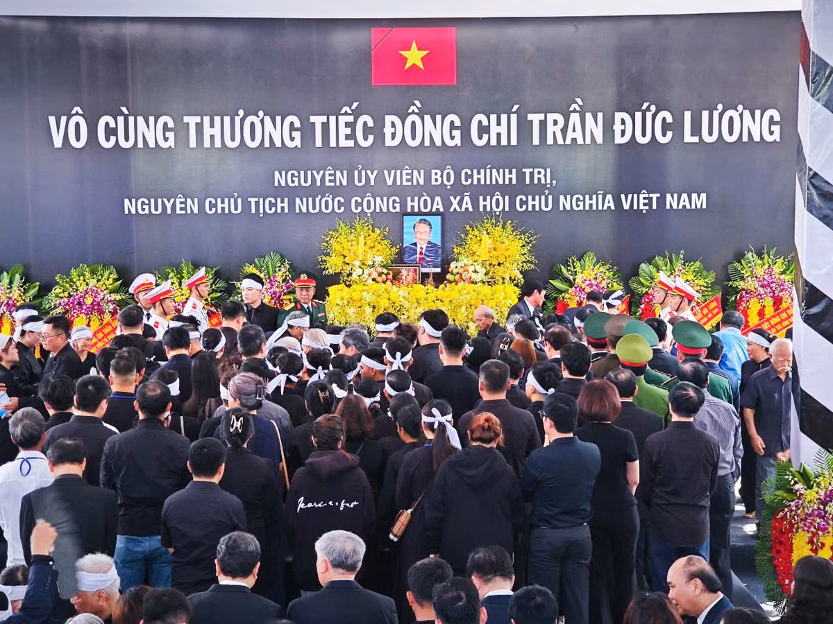 Ban Tổ chức đã mời các lãnh đạo, nguyên lãnh đạo Đảng, Nhà nước và gia đình đi vòng quanh mộ tiễn biệt nguyên Chủ tịch nước.