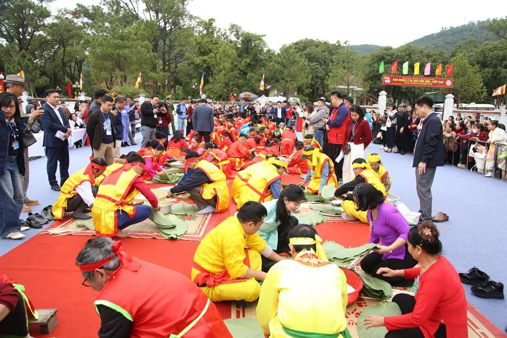 Hội thi Bánh chưng, giầy Lễ hội mùa Xuân Côn Sơn - Kiếp Bạc năm 2026 diễn ra sáng 4/3 thu hút hơn 150 nghệ nhân của các đội đến từ 16 xã, phường trên địa bàn thành phố. Trong đó 15 đội dự thi gói bánh chưng và 6 đội tham dự thi giã bánh giầy.