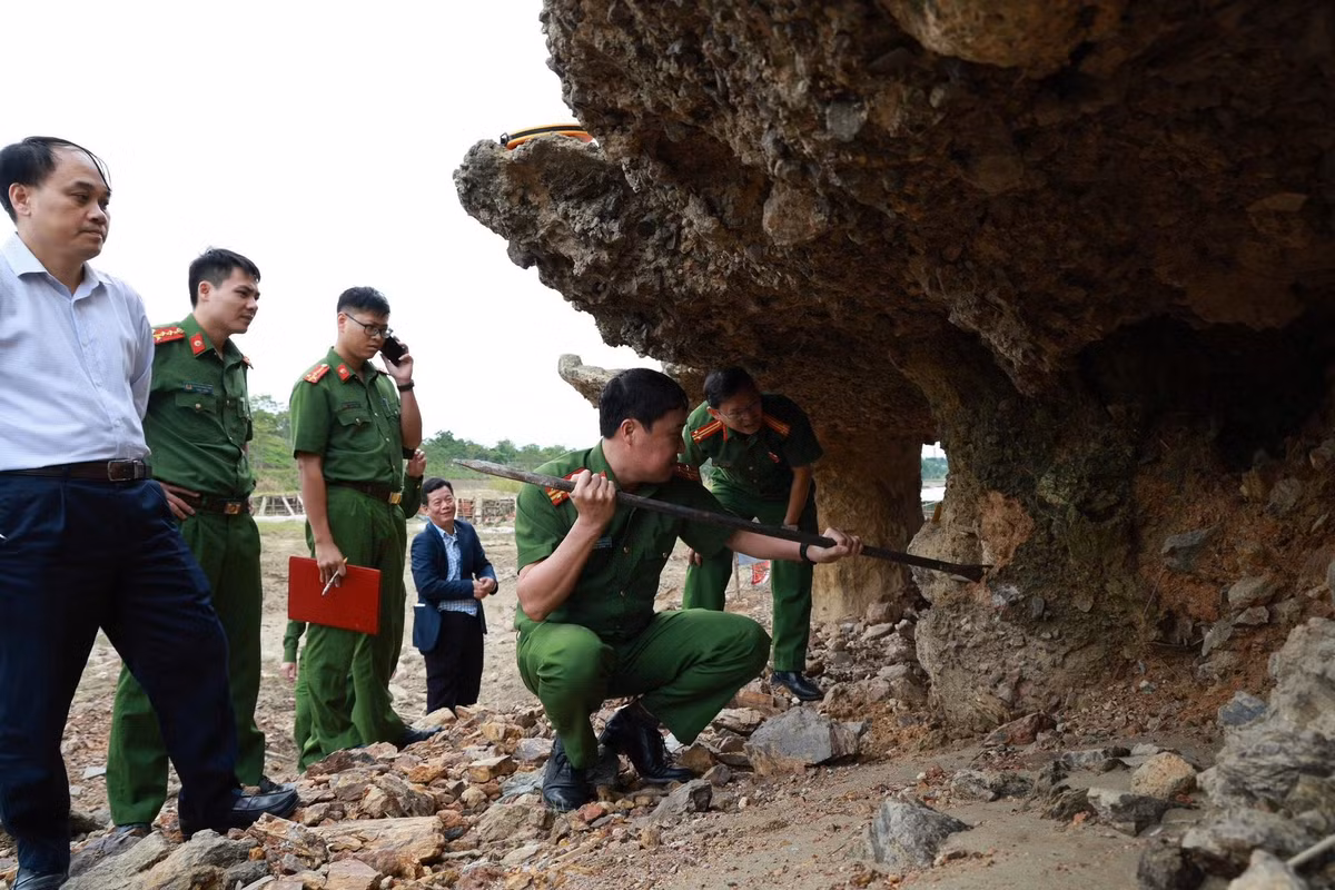 Cầu Sông Lô mới đã được đưa vào sử dụng được hơn 10 năm, nhưng đã phát hiện những hư hỏng nghiêm trọng.