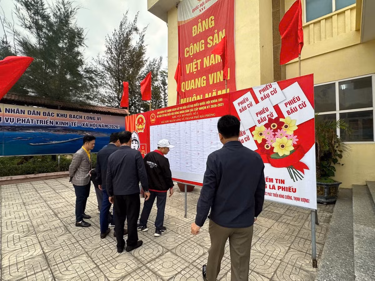 Cùng với sự chuẩn bị tích cực của các phòng, ban, đơn vị tại đặc khu Bạch Long Vĩ, đoàn công tác của Ủy ban Bầu cử thành phố cũng đã có mặt để kịp thời đôn đốc, chỉ đạo, bảo đảm cuộc bầu cử diễn ra an toàn, đúng quy định.