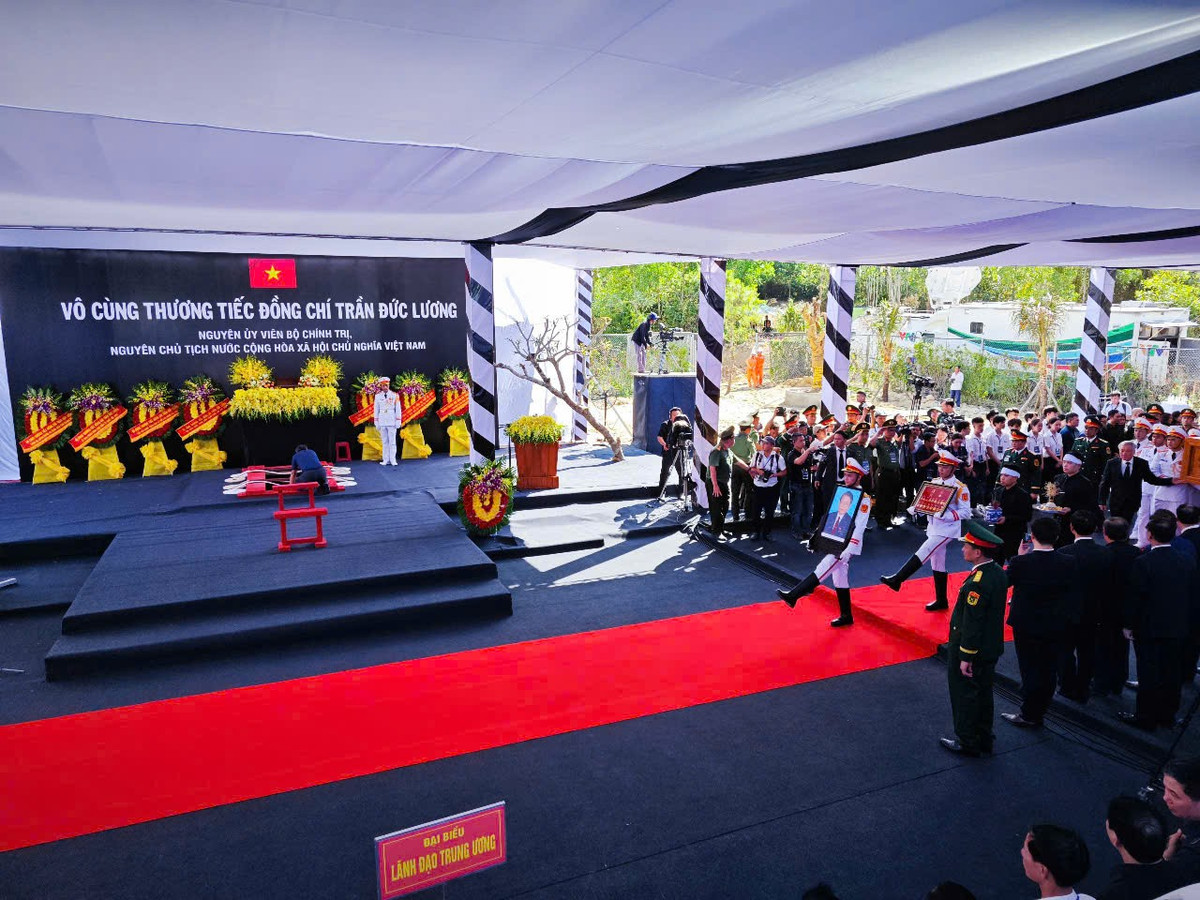 Hình ảnh bắt đầu nghi thức hạ huyệt.