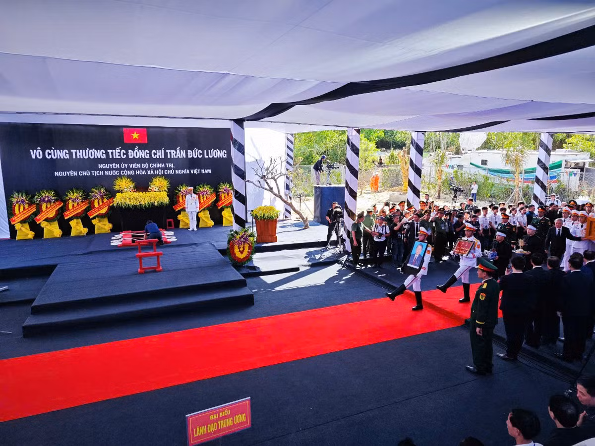 Hình ảnh bắt đầu nghi thức hạ huyệt.