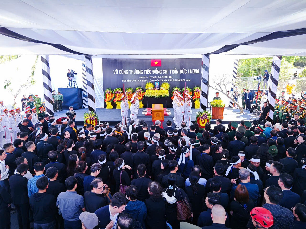 Tại núi Dông, các chiến sĩ tiêu binh chuyển linh cữu nguyên Chủ tịch nước Trần Đức Lương vào nơi an táng, tiến hành hạ huyệt.