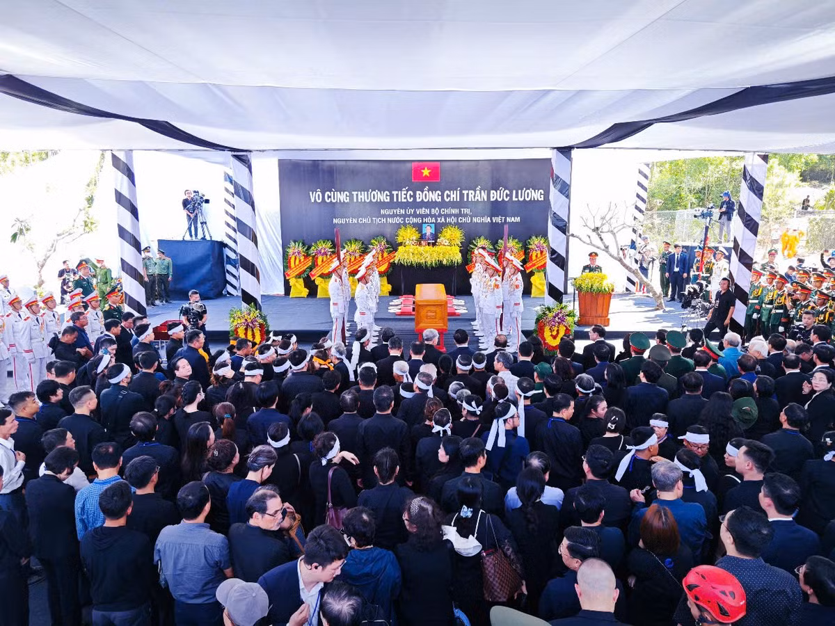 Tại núi Dông, các chiến sĩ tiêu binh chuyển linh cữu nguyên Chủ tịch nước Trần Đức Lương vào nơi an táng, tiến hành hạ huyệt.