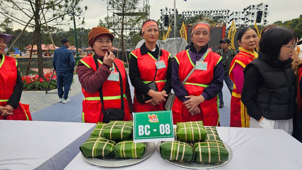 Các nghệ nhân đợi chấm điểm phần thi gói bánh chưng