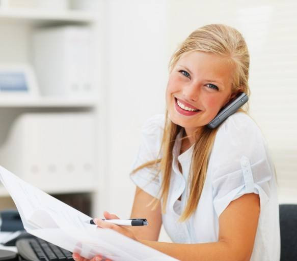 Nhân viên chăm sóc khách hàng online có nhiệm vụ lắng nghe, trả lời và đáp ứng yêu cầu cũng như mọi phản hồi của khách hàng. Họ có thể kiếm được tới 20 USD/giờ tùy vào ngành mà họ làm việc.