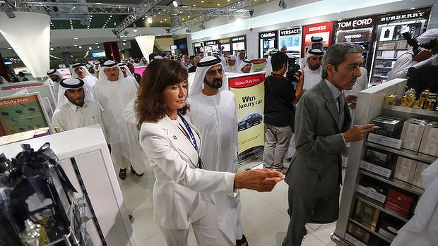 Al Maktoum mở cửa hoạt động dịch vụ vận chuyển hàng hóa đường hàng không từ tháng 6 năm 2010 trong khi dịch vụ chuyên chở hành khách bị trì hoãn nhiều lần trong những năm qua.