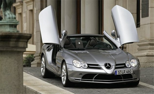 Sự kết hợp giữa mũi xe đua F1 với thân xe đơn điệu của Mercedes khiến toàn bộ mẫu xe Mercedes-Benz SLR McLaren (2003–2010) trở nên không hợp mắt.