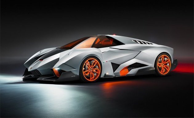 Ra mắt trong lễ kỷ niệm 50 năm thành lập hãng, nhưng Lamborghini Egoista khiến nhiều người “bật cười” do kết hợp màu sắc quá chói và những chi tiết cầu kỳ không cần thiết.