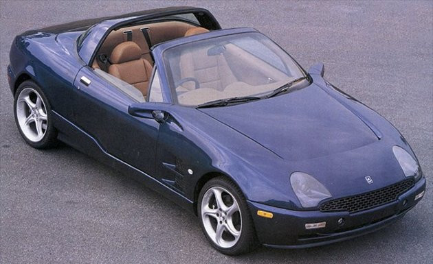 Qvale Mangusta (2000–2002) không hẳn là siêu xe nhưng lại có giá gần bằng một chiếc Audi R8 (117.000 USD). Có lẽ chính mức giá “lệch” với xe đó đã khiến Qvale ế ẩm suốt nhiều năm.