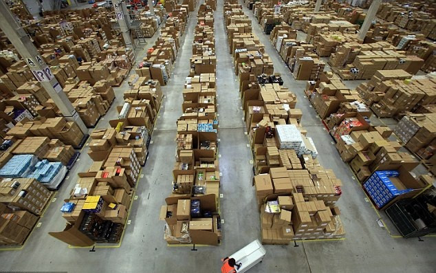 Trung tâm phân phối hàng hóa của Amazon tại Swansea rộng gần 75.000 m2, được coi là thành phố của những thùng các tông.