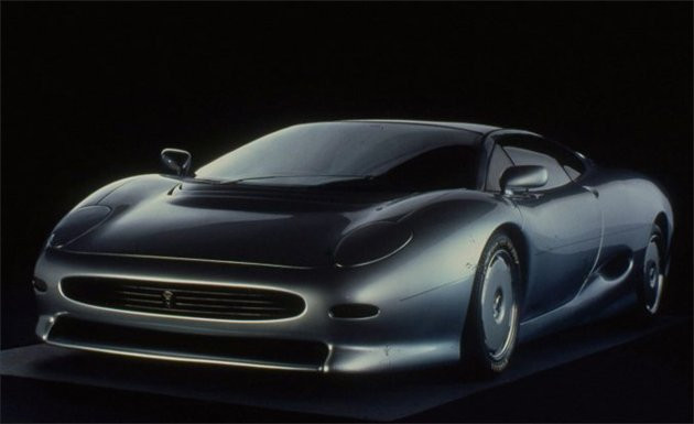 Rất nhiều khách hàng cố gắng hủy hợp đồng mua xe Jaguar XJ220 (1992–1994) do quá thất vọng với hệ dẫn động cơ đơn giản, thậm chí là lỗi thời mà nhà sản xuất trang bị cho xe.