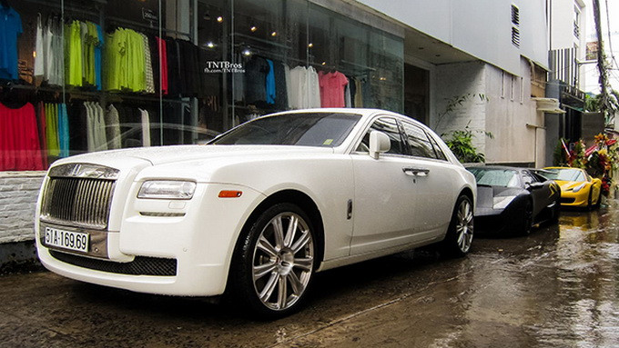Trong số những siêu xe có mặt tại Việt Nam, hai dòng xe được ưa chuộng nhất là Lamborghini và Rolls Royces, trong đó Rolls Royces là hãng ưa thích nhất.
