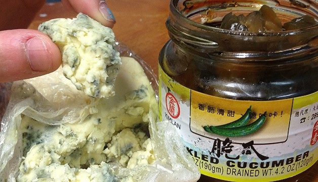Một số hãng hàng không không phục vụ thức ăn trên chuyến bay, nhưng vui lòng, không biến khoang hành khách thành tủ lạnh cá nhân, đặc biệt là loại thức ăn nặng mùi.