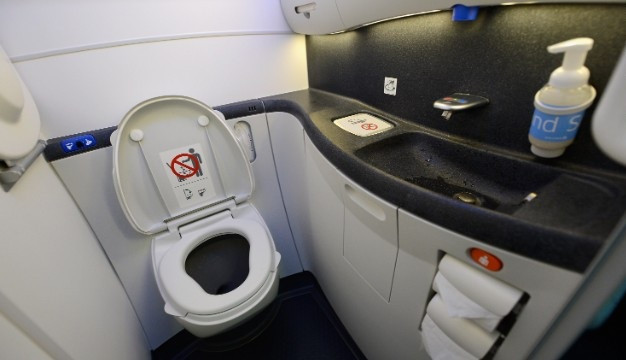 Bắt chéo chân đứng đợi trước cửa toilet và tự hỏi “Họ đang làm gì trong đó?” rất dễ khiến bạn “phát điên”.