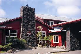 “Ngự” trên đỉnh một ngọn núi lửa vẫn còn đang hoạt đông, Volcano House (Big Island, Hawaii) sẽ cho bạn những trải nghiệm tuyệt vời với văn hóa địa phương đậm nét và độc đáo. Mức giá nghỉ qua đêm ở đây rất "mềm": 225 USD.