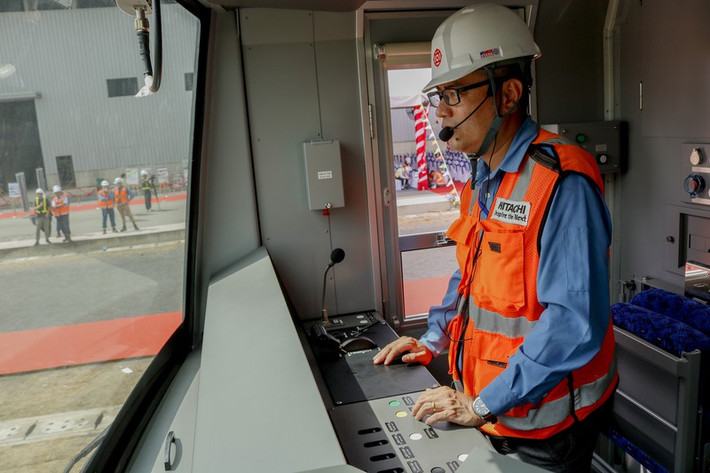 oàn tàu được thiết kế có hệ thống điều hòa không khí, hệ thống điều khiển chạy tàu thông qua vô tuyến, hệ thống vận hành tàu tự động, trên toàn tuyến có hệ thống theo dõi chạy tàu tự động.