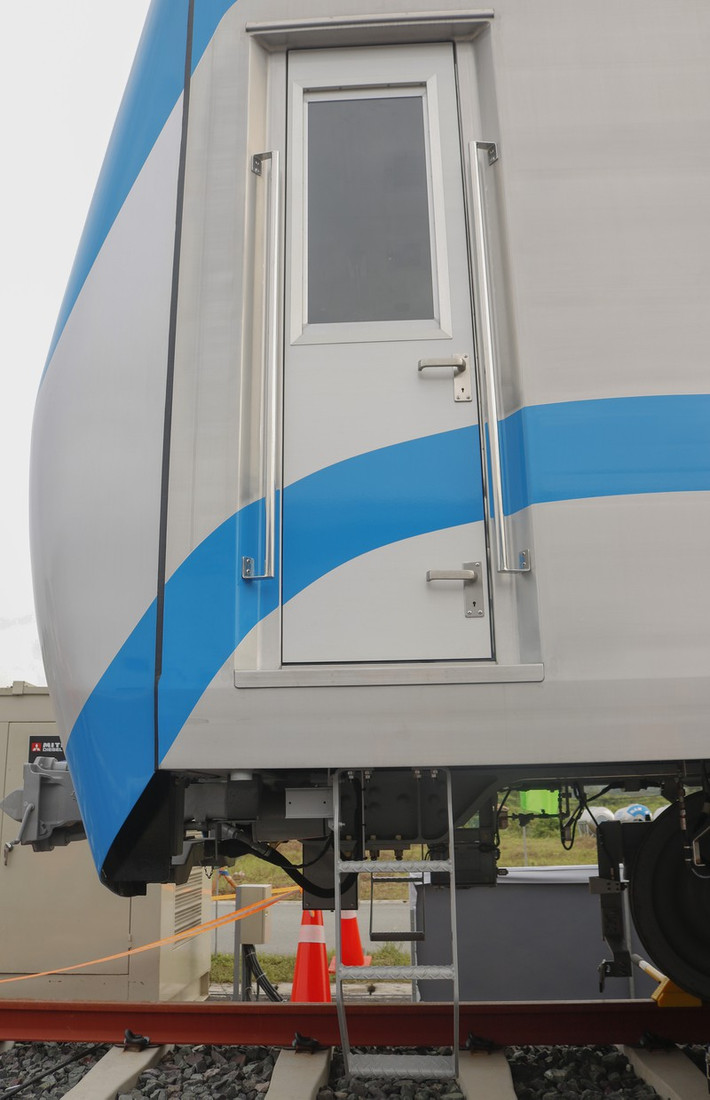 ửa lên của người cầm lái tàu metro số 1.