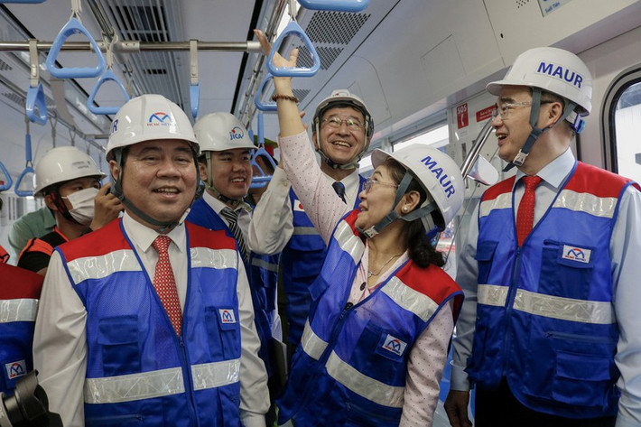 ãnh đạo TP.HCM tham quan một trong các toa tàu metro 1 .
